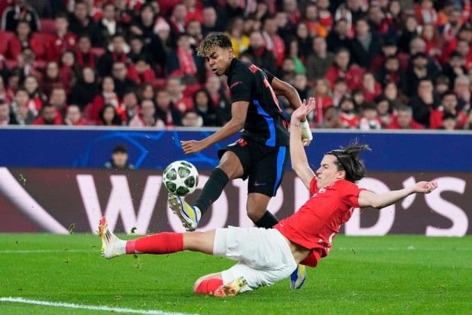 Cầu thủ Carreras của Real Madrid đối đầu với Lamine Yamal của Barcelona