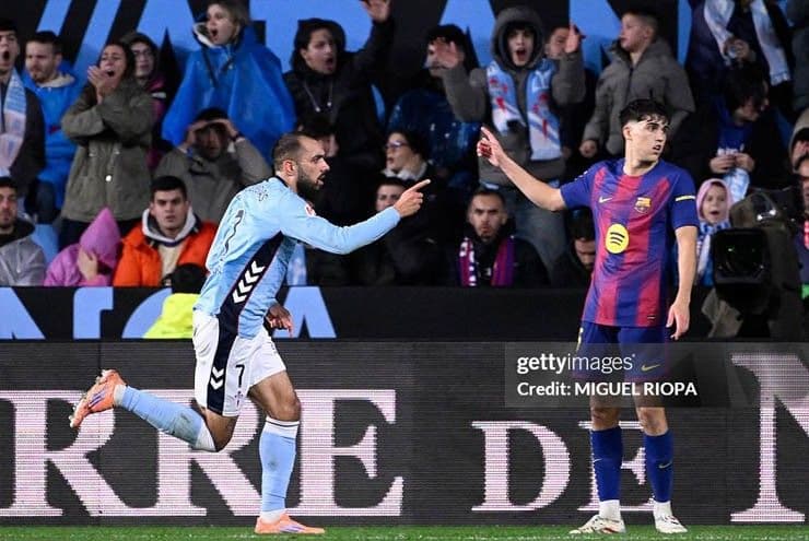 Cầu thủ Celta Vigo ăn mừng bàn thắng, minh họa hàng thủ Barcelona yếu kém