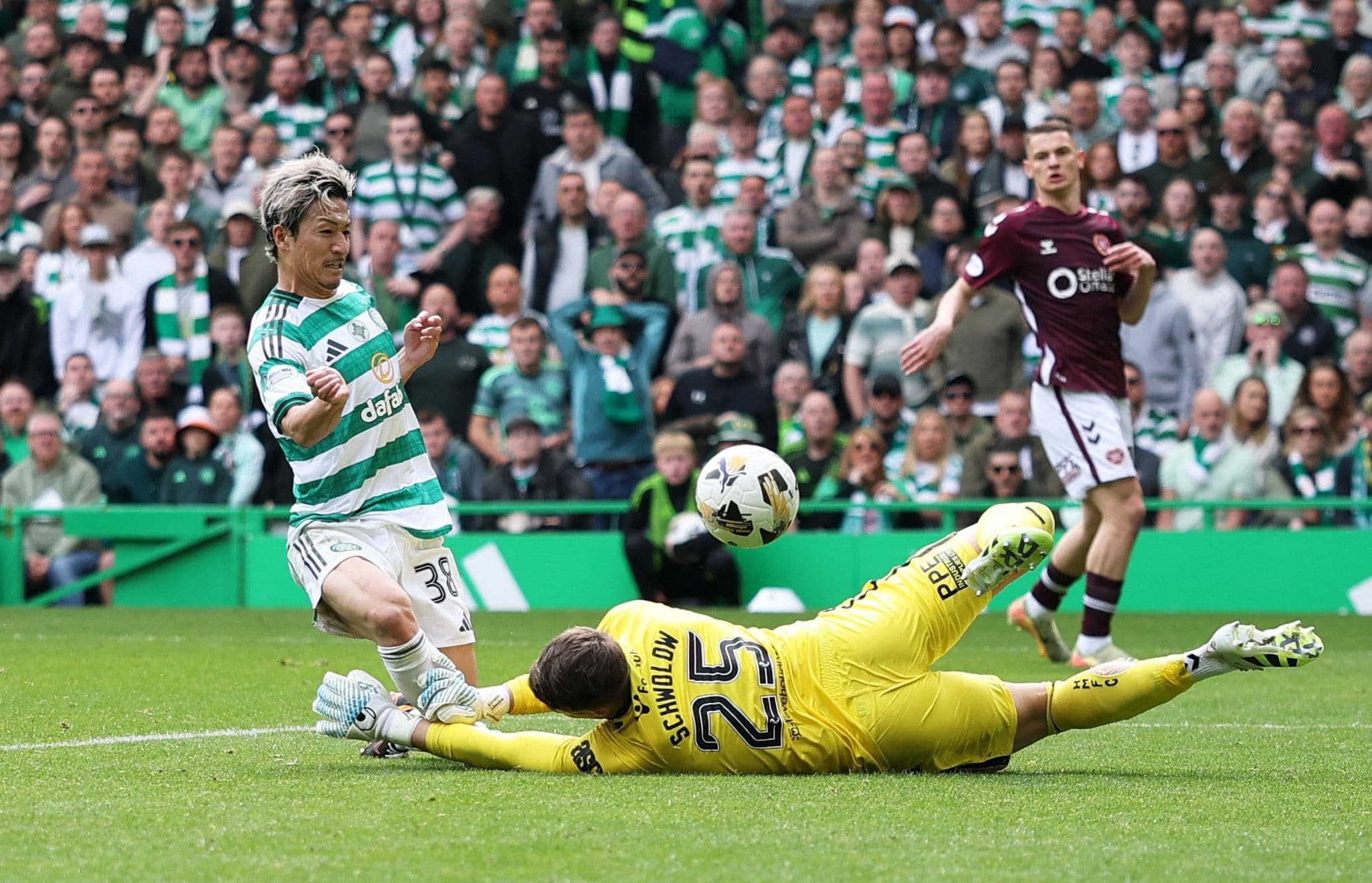 Cầu thủ Celtic dứt điểm trong trận đấu quyết định với Hearts, mang về chức vô địch.