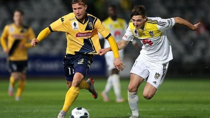 Cầu thủ Central Coast Mariners và Wellington Phoenix tranh bóng trong trận đấu A-League
