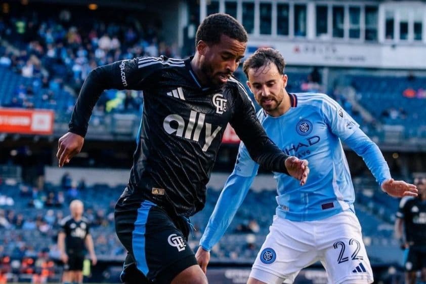 Cầu thủ Charlotte FC và New York City FC tranh bóng trong trận đấu