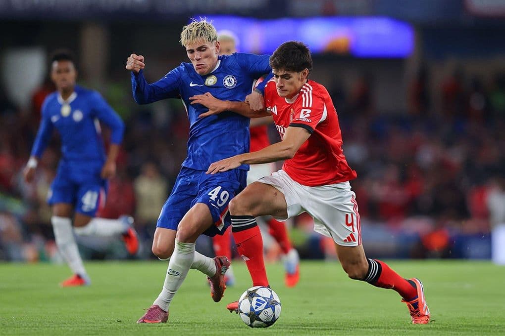 Cầu thủ Chelsea Alejandro Garnacho nỗ lực tấn công trước hàng phòng ngự Benfica