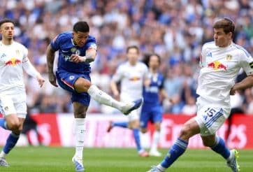 Cầu thủ Chelsea dứt điểm trong trận bán kết FA Cup gặp Leeds United