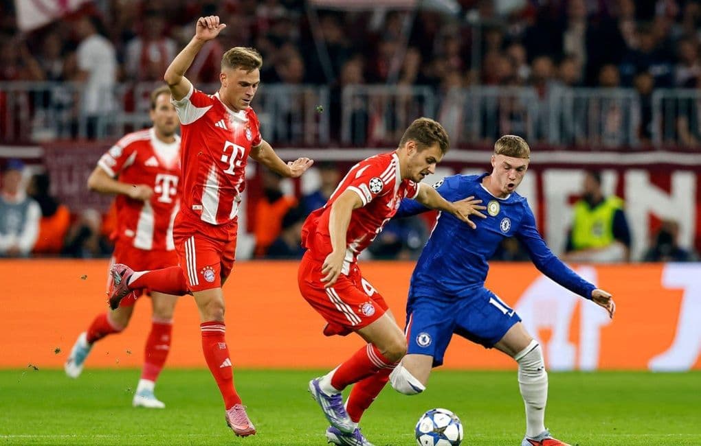 Cầu thủ Chelsea đối đầu với Bayern Munich trong trận đấu Champions League.