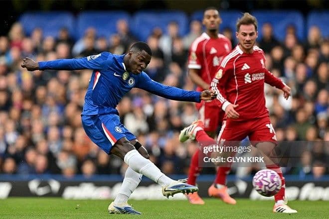 Cầu thủ Chelsea Moises Caicedo tung cú sút xa ghi bàn mở tỷ số vào lưới Liverpool tại Stamford Bridge