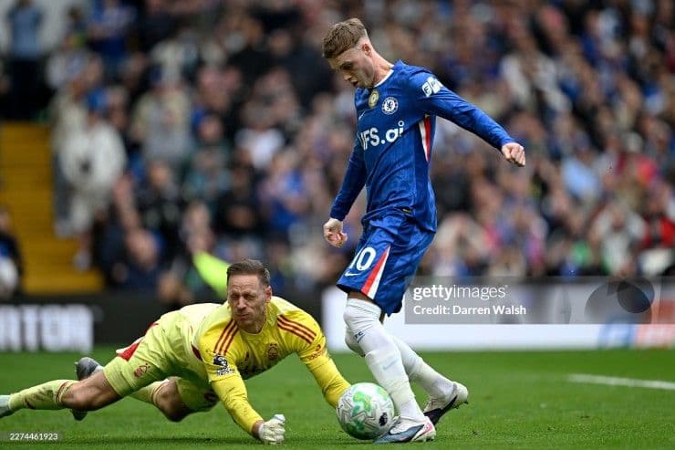 Cầu thủ Chelsea nỗ lực kiểm soát bóng và tấn công, thể hiện những tia hy vọng và định hướng tương lai cho sắc xanh của câu lạc bộ.