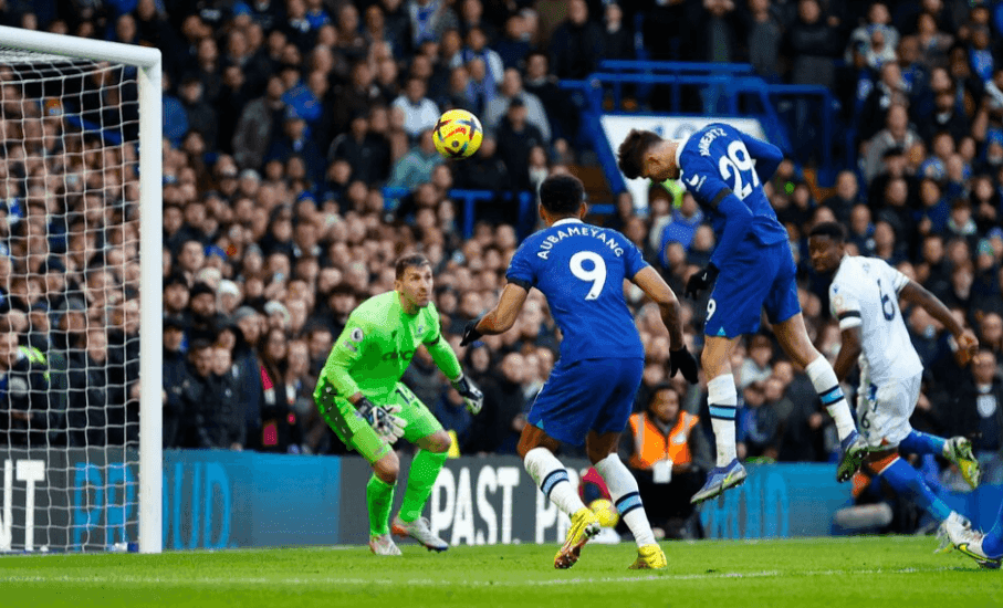 Cầu thủ Chelsea nỗ lực đánh đầu ghi bàn trong trận đấu với Crystal Palace