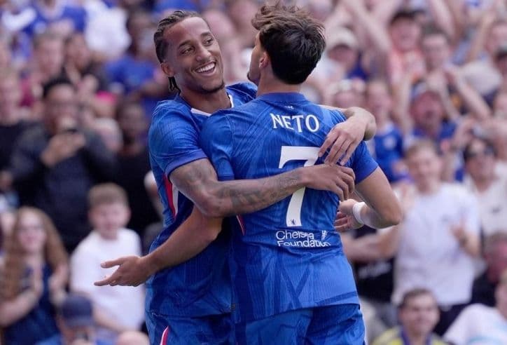 Cầu thủ Chelsea ăn mừng bàn thắng trong trận đấu bóng đá.