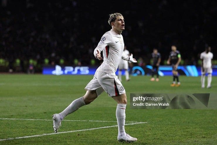 Cầu thủ Chelsea ăn mừng bàn thắng trong trận đấu Champions League, biểu tượng cho khát vọng và áp lực chiến thắng.