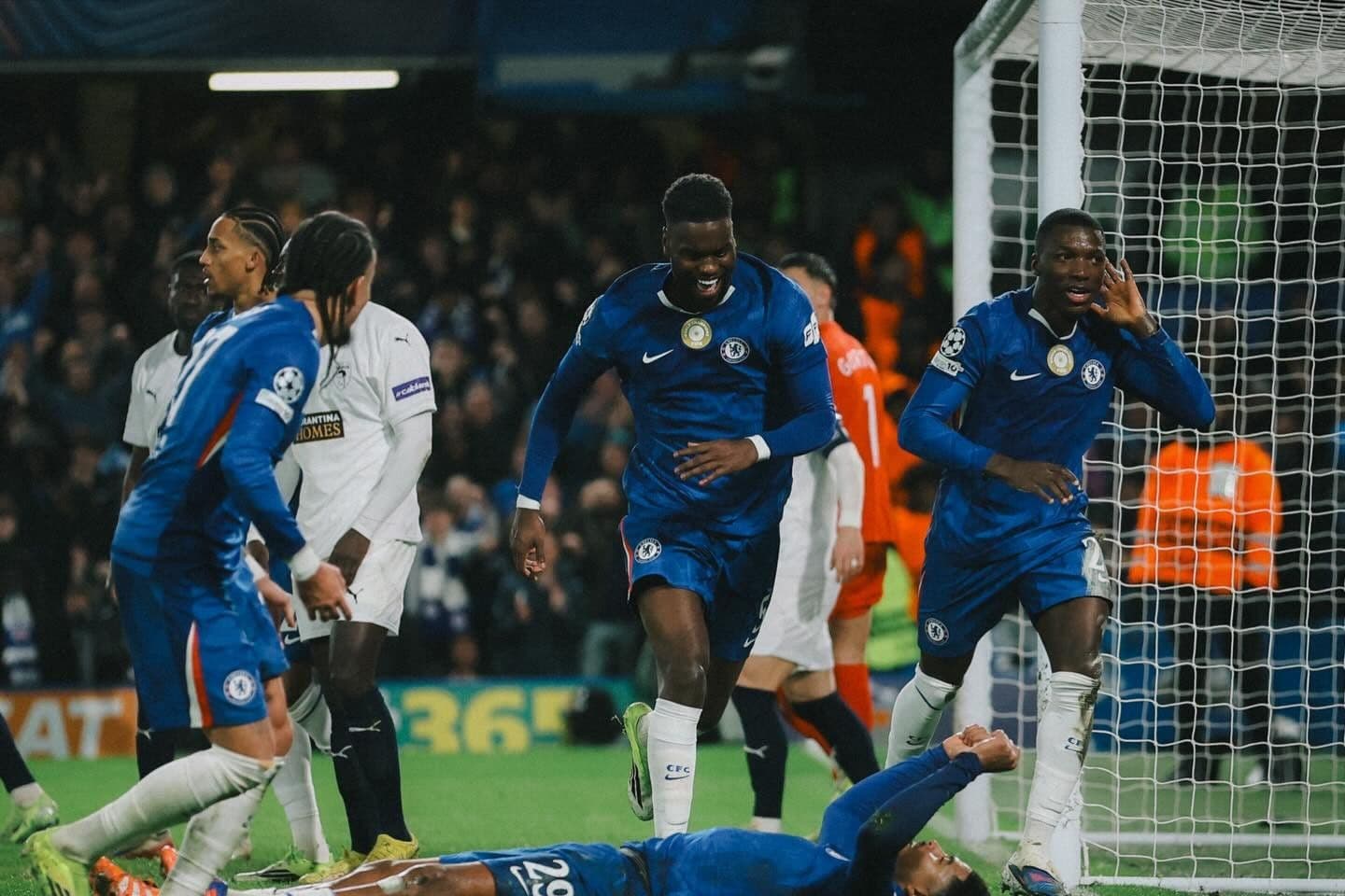 Cầu thủ Chelsea ăn mừng chiến thắng nhọc nhằn trước đối thủ ở Champions League