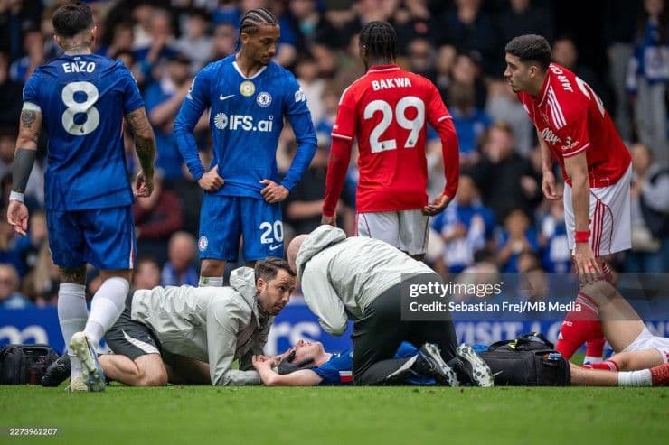 Cầu thủ Chelsea nằm sân được chăm sóc y tế, hình ảnh về 'vết xe đổ' và thách thức tái thiết đội bóng để thoát khỏi vòng lặp bất ổn.