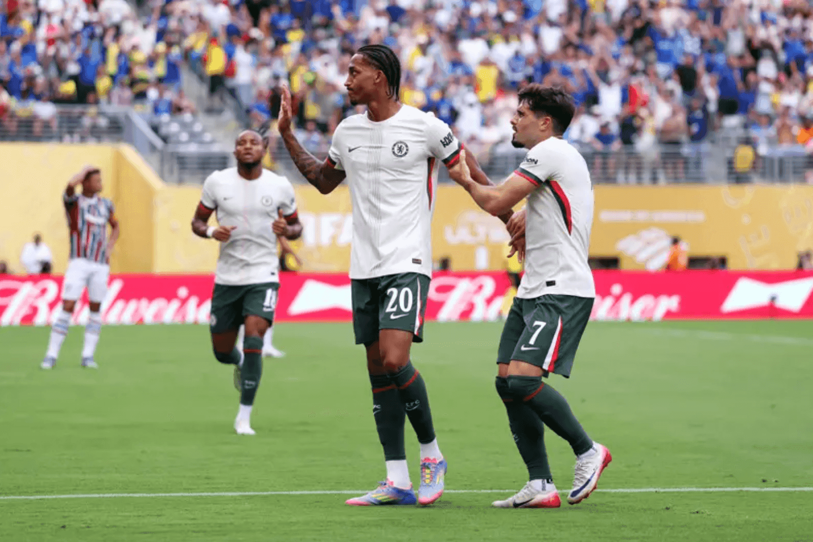 Cầu thủ Chelsea thể hiện quyết tâm trong trận đấu quan trọng.