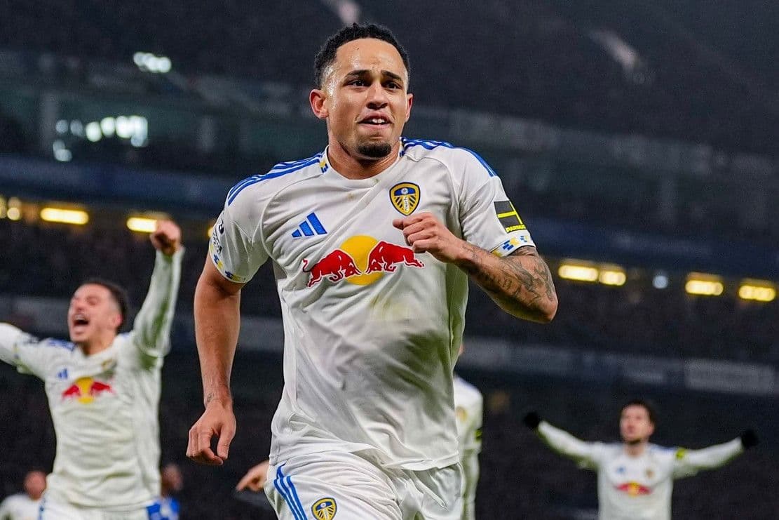 Cầu thủ Chelsea trong một pha bóng tấn công, thể hiện sự thay đổi chiến thuật và nỗ lực trên sân.