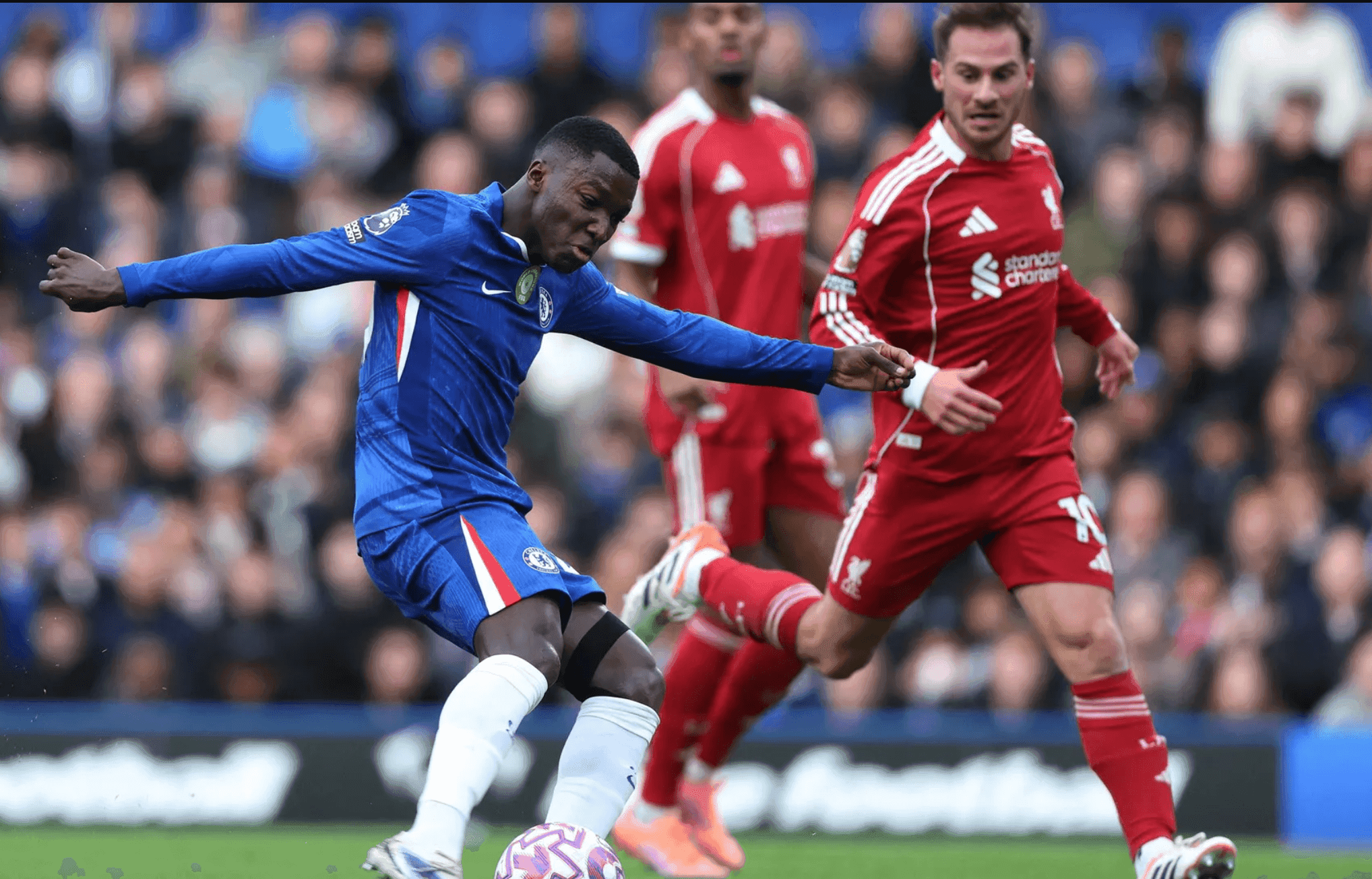 Cầu thủ Chelsea trong pha bóng quyết liệt, minh họa cho khởi đầu mùa giải Ngoại Hạng Anh đầy bất ngờ.