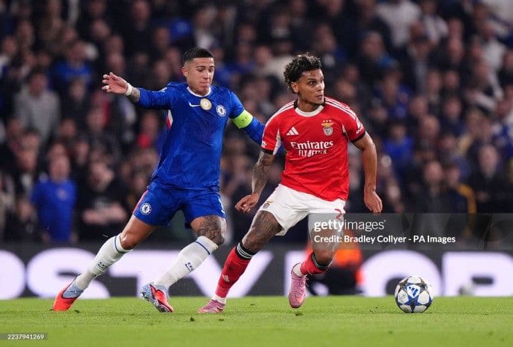 Cầu thủ Chelsea và Benfica tranh bóng quyết liệt tại Stamford Bridge trong trận đấu Champions League