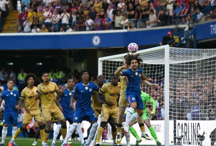 Cầu thủ Chelsea và Crystal Palace tranh chấp bóng trên không trong một trận đấu căng thẳng.