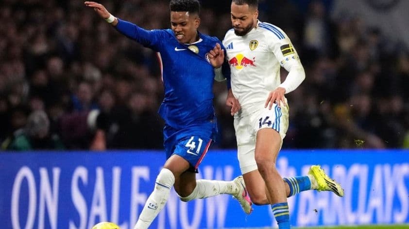 Cầu thủ Chelsea và Leeds tranh chấp bóng quyết liệt trong trận đấu