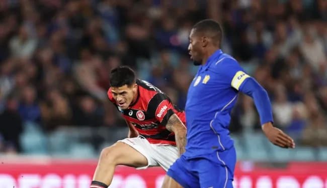 Cầu thủ Chelsea và Western Sydney Wanderers tranh chấp bóng quyết liệt trên sân.