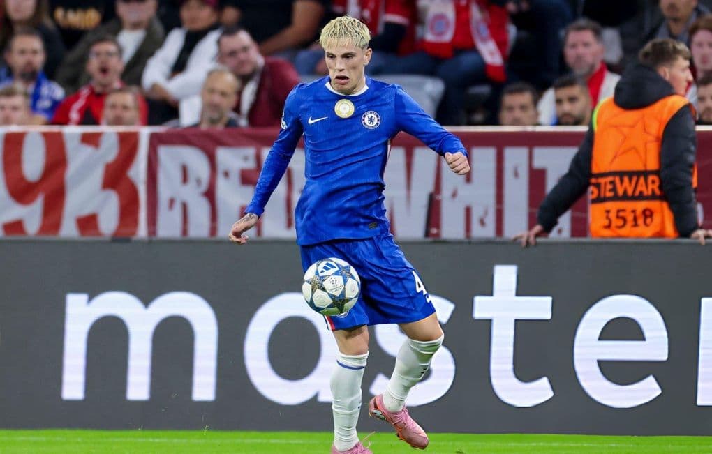 Cầu thủ Chelsea với bóng trên sân, thể hiện phong độ ấn tượng của đội.