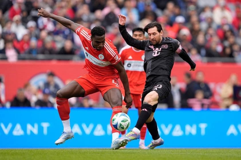 Cầu thủ Chicago Fire và Inter Miami tranh bóng quyết liệt trong trận đấu