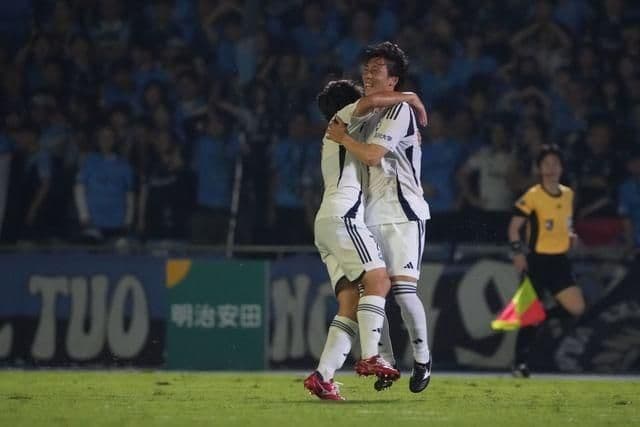 Cầu thủ châu Á ăn mừng bàn thắng tại AFC Champions League, thể hiện vinh quang và niềm tự hào của bóng đá châu lục.