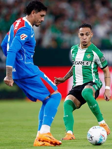 Cầu thủ chạy cánh Antony của Real Betis bị hàng phòng ngự Atletico Madrid kèm chặt.
