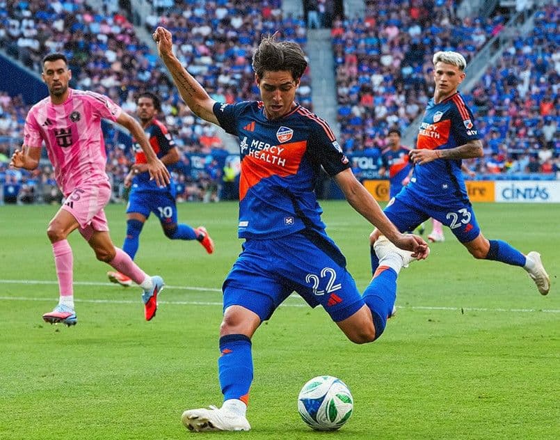 Cầu thủ Cincinnati Valenzuela dứt điểm ghi bàn mở tỷ số vào lưới Inter Miami.