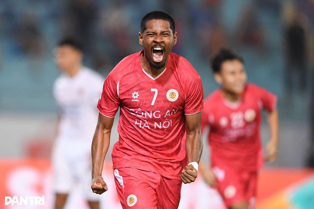 Cầu thủ CLB CAHN ăn mừng bàn thắng kịch tính, biểu tượng cho dấu ấn mới của bóng đá Việt Nam.