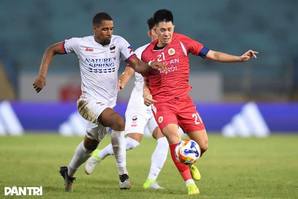 Cầu thủ CLB CAHN thể hiện kỹ thuật và chiến thuật trên sân.