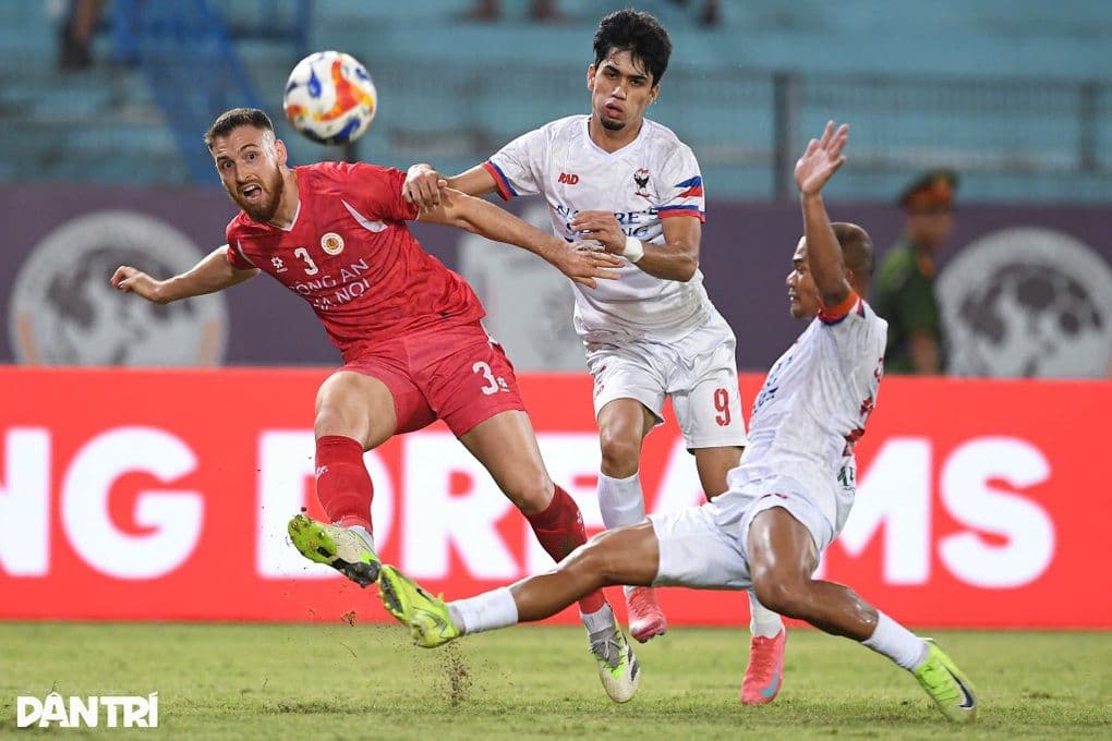 Cầu thủ CLB CAHN tranh bóng quyết liệt trong trận đấu Cúp C1 Đông Nam Á.