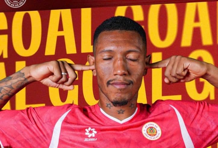 Cầu thủ CLB Công An Hà Nội ăn mừng bàn thắng, bịt tai trước tiếng ồn.