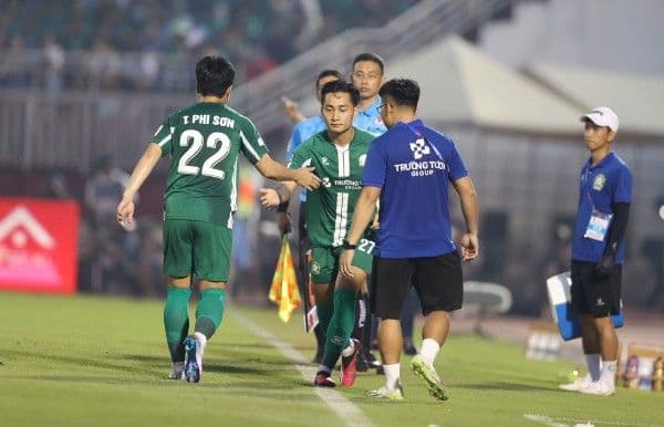 Cầu thủ CLB Trường Tươi Bình Phước trên sân thể hiện tinh thần thi đấu và ý chí quyết tâm.