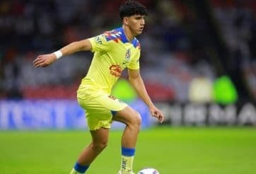 Cầu thủ Club America đang dẫn bóng, tượng trưng cho lối chơi tấn công và phòng ngự trong bóng đá.