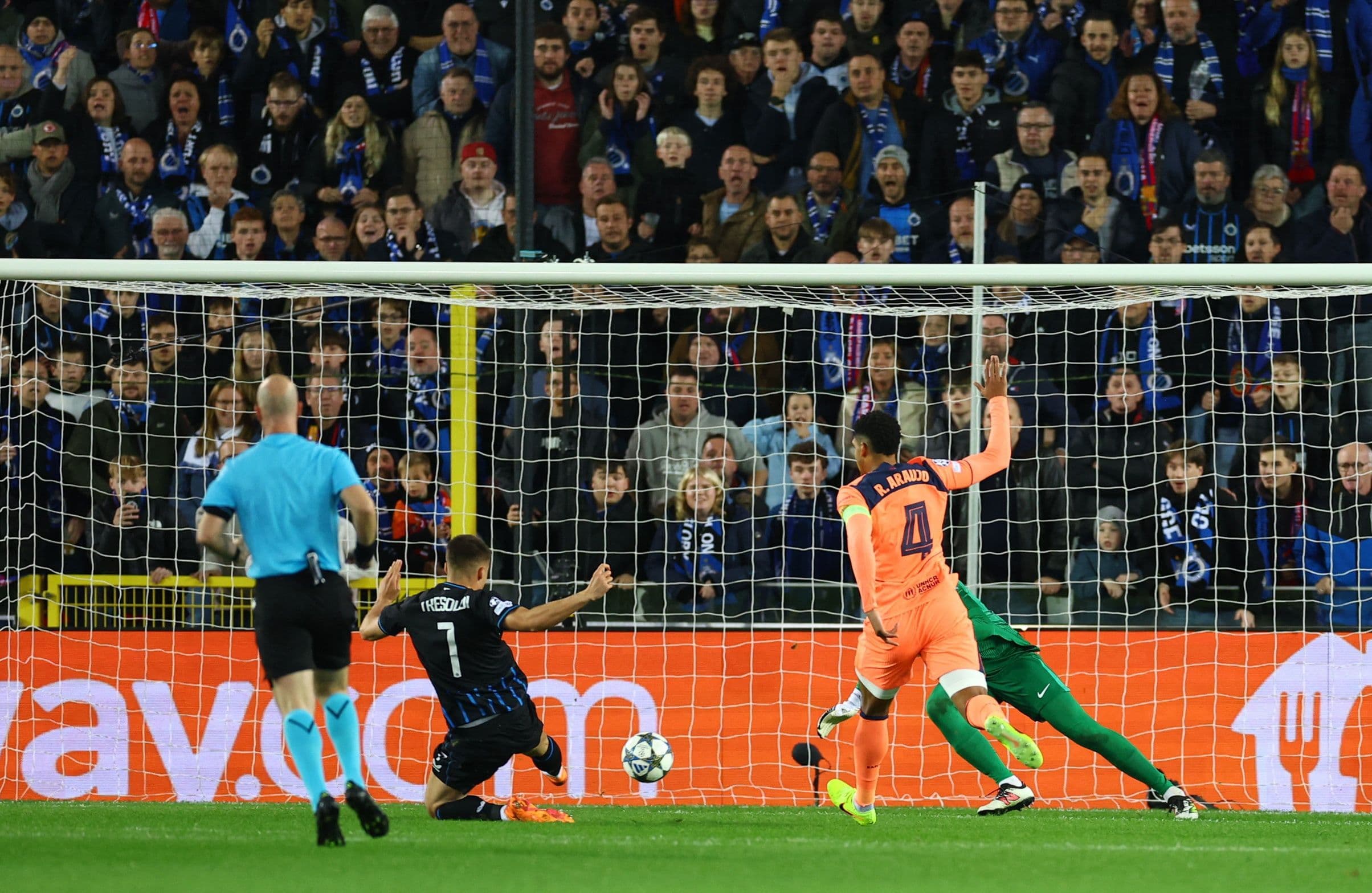 Cầu thủ Club Brugge Tresoldi ghi bàn mở tỷ số vào lưới Barcelona trong trận đấu kịch tính.