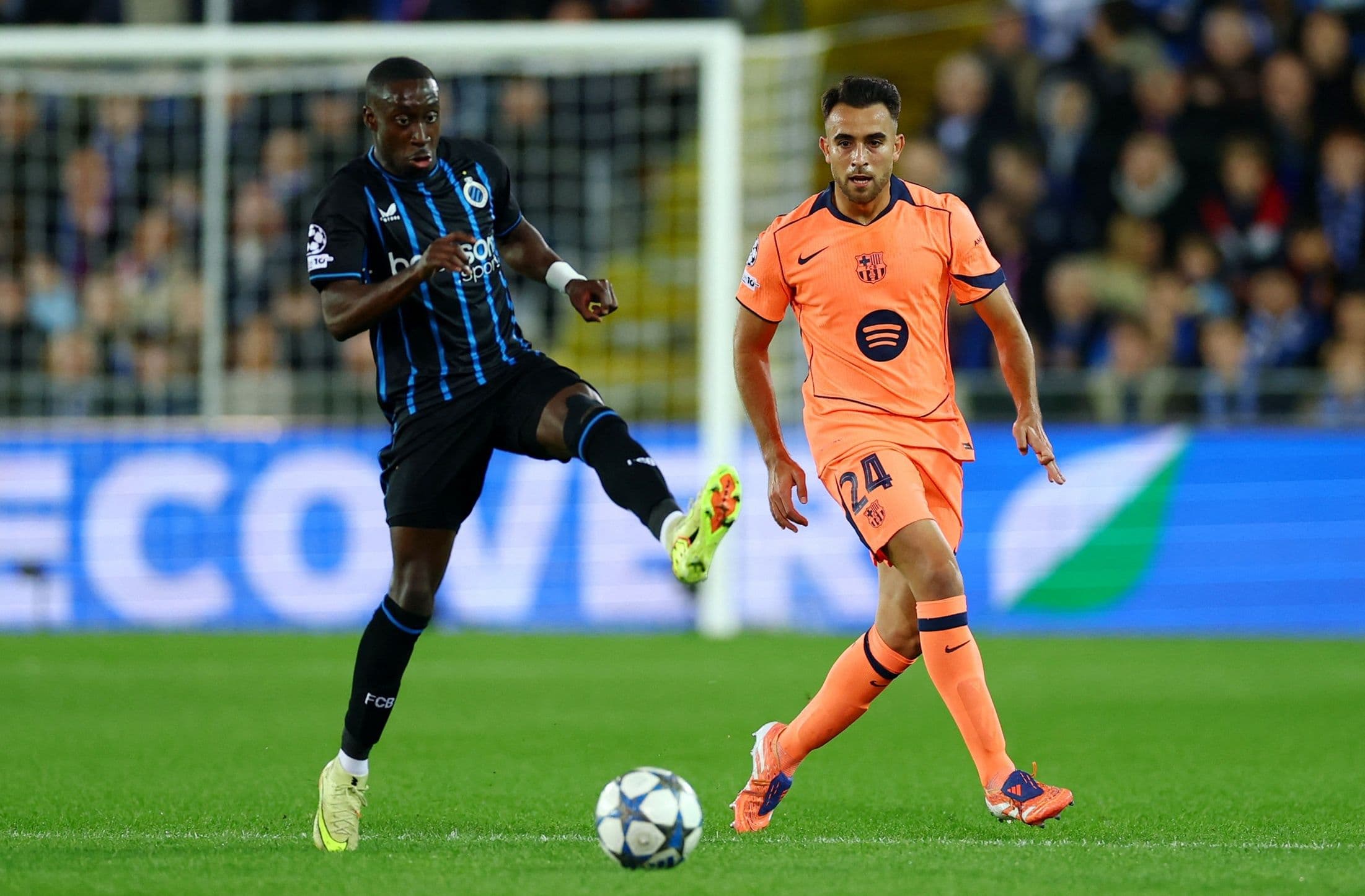 Cầu thủ Club Brugge và Barcelona tranh bóng, phản ánh cuộc đối đầu đầy thử thách.