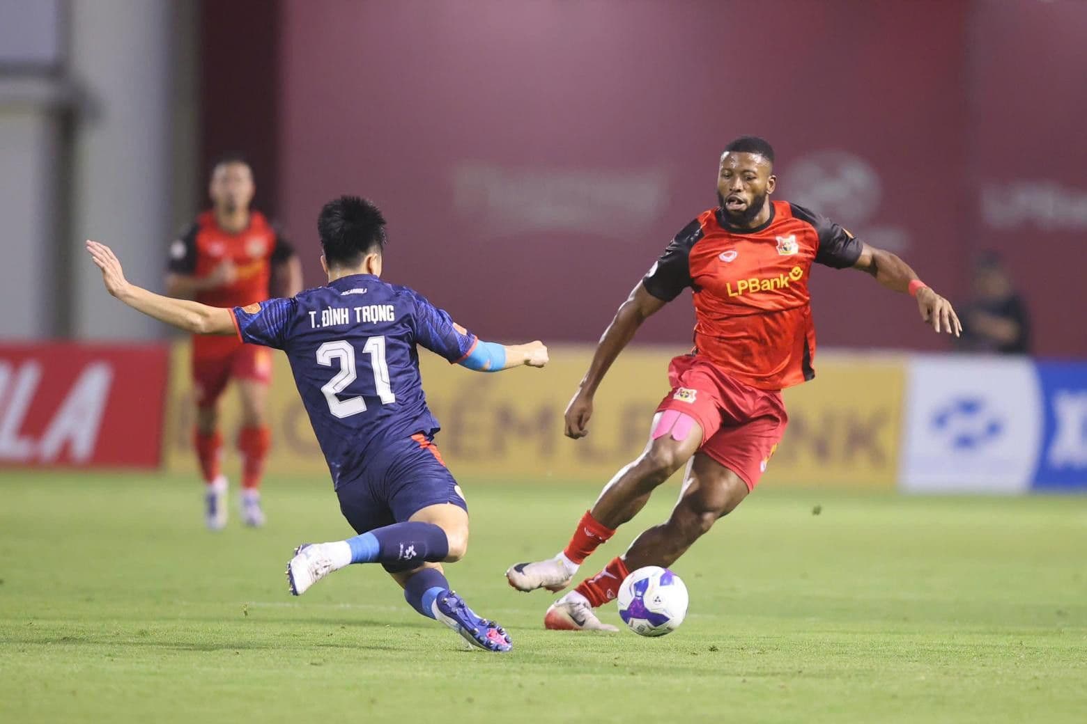 Cầu thủ Công an Hà Nội Alan đi bóng vượt qua sự truy cản của hậu vệ Ninh Bình.