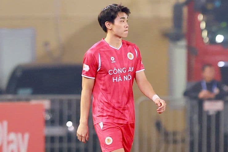 Cầu thủ Công an Hà Nội tập trung trong trận đấu kịch tính tại V.League.