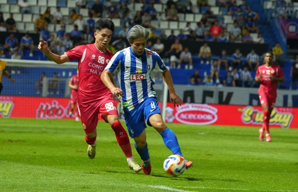 Cầu thủ Công an Hà Nội và BG Pathum United tranh chấp bóng trong trận đấu Cúp CLB Đông Nam Á.