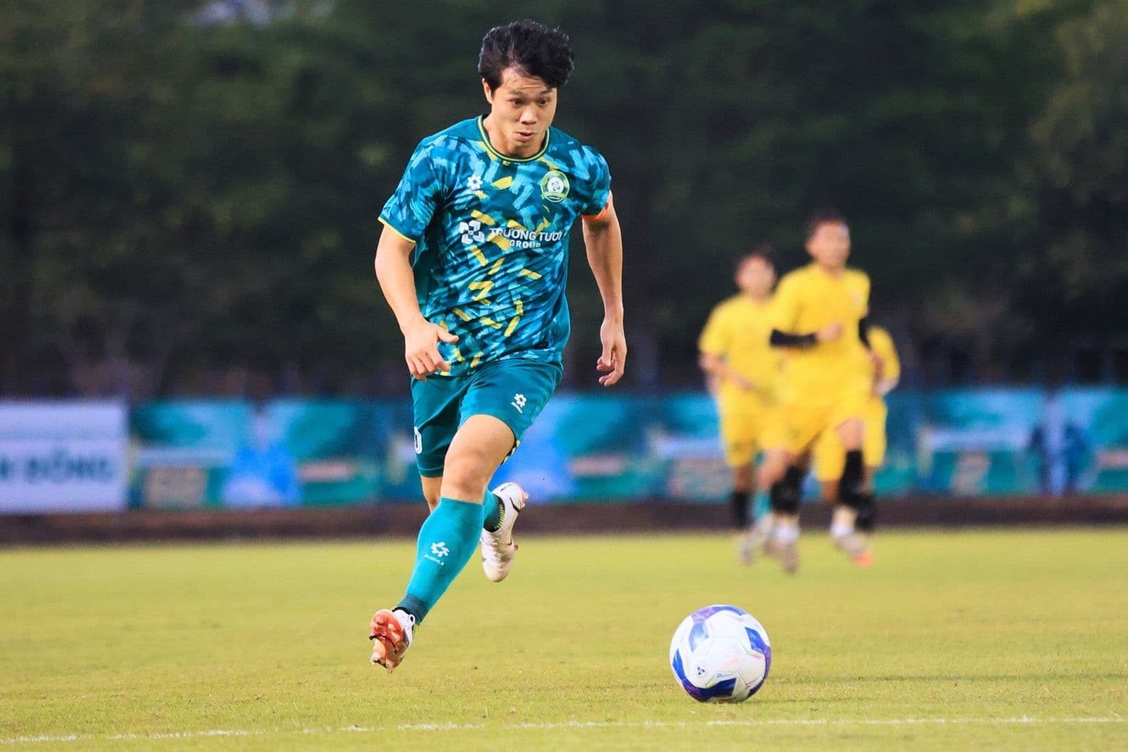 Cầu thủ Công Phượng thi đấu trên sân, tượng trưng cho những nỗ lực và bước ngoặt của mùa giải