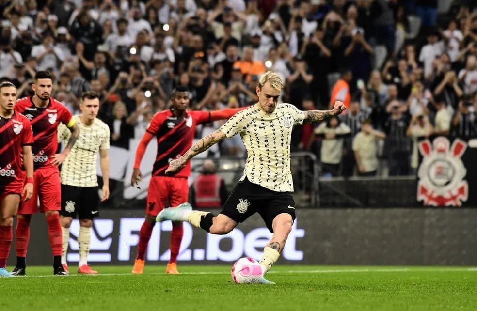 Cầu thủ Corinthians thực hiện cú sút trong trận đấu bóng đá Brazil