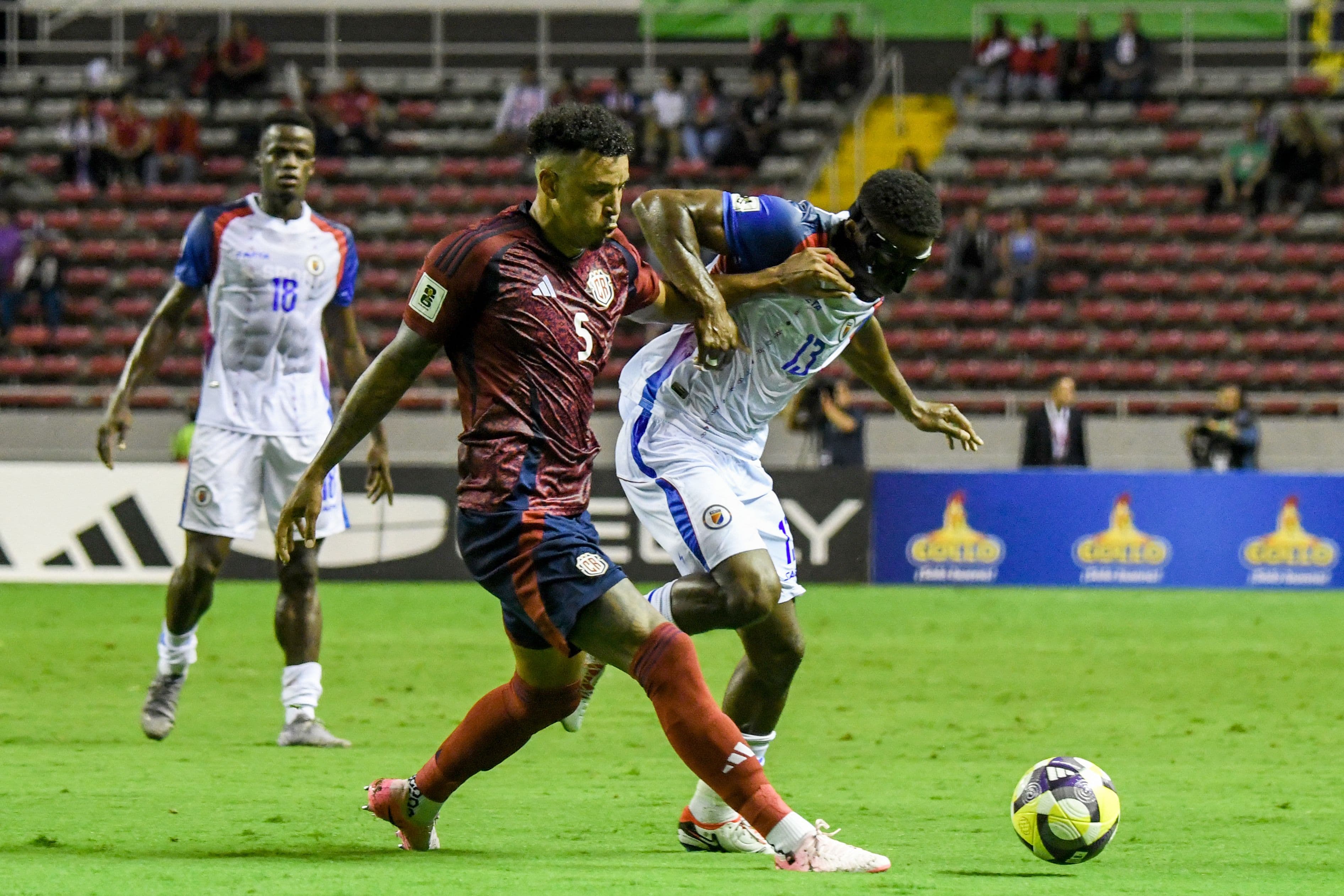 Cầu thủ Costa Rica và Haiti tranh bóng quyết liệt trong trận đấu vòng loại World Cup.