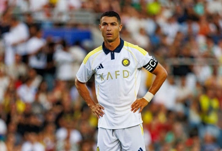 Cầu thủ Cristiano Ronaldo trên sân bóng, sẵn sàng cho trận đấu căng thẳng.