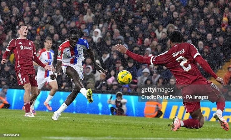 Cầu thủ Crystal Palace ghi bàn vào lưới Liverpool tại Anfield