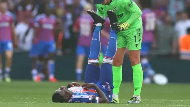 Cầu thủ Crystal Palace nằm sân, thể hiện cường độ tranh chấp cao trong trận đấu