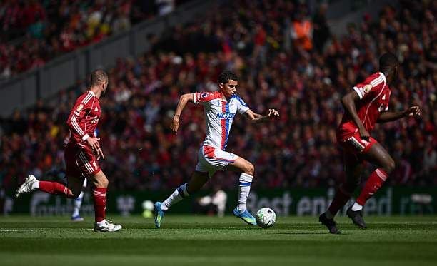 Cầu thủ Crystal Palace tấn công trong trận đấu với Liverpool, thể hiện sự khó khăn mà Liverpool phải đối mặt.