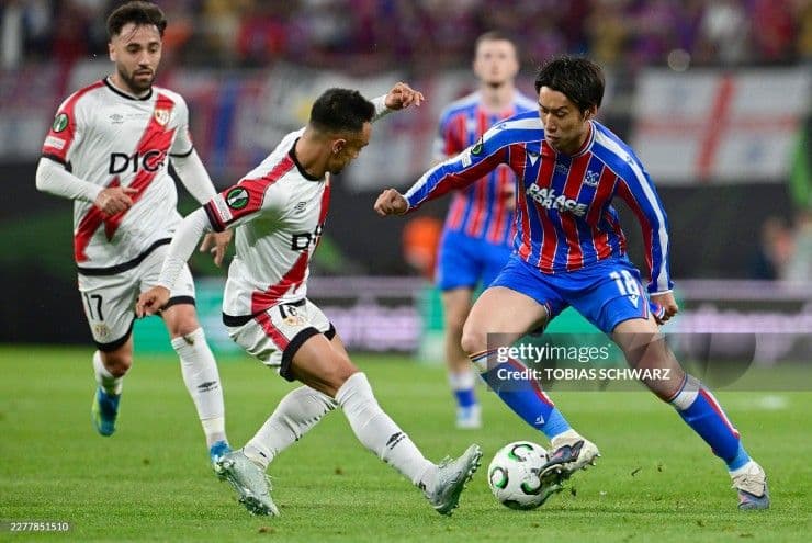 Cầu thủ Crystal Palace tranh chấp bóng quyết liệt trong trận chung kết Conference League, thể hiện bản lĩnh thi đấu.