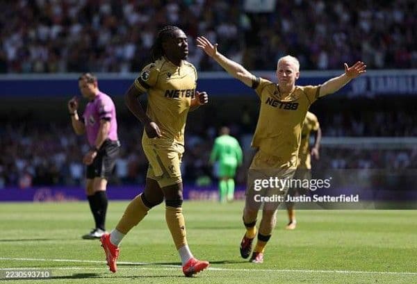 Cầu thủ Crystal Palace trên sân Stamford Bridge trong trận hòa không bàn thắng với Chelsea.