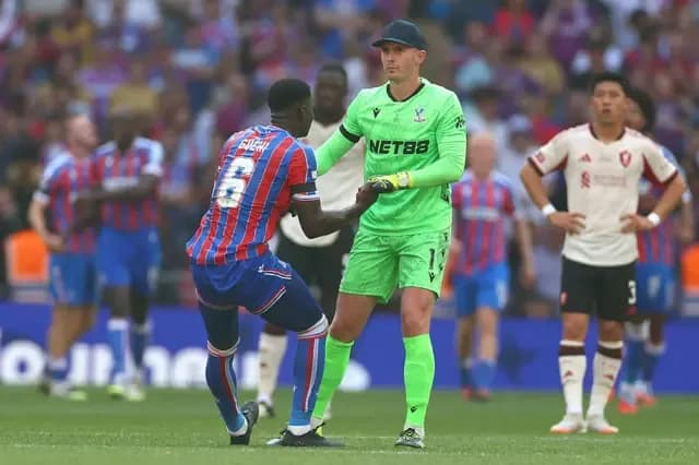 Cầu thủ Crystal Palace trên sân Wembley, đối thủ trong trận đấu đầu tiên của kỷ nguyên Arne Slot