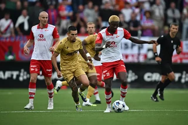 Cầu thủ Crystal Palace và Fredrikstad tranh chấp bóng quyết liệt trên sân cỏ Na Uy.