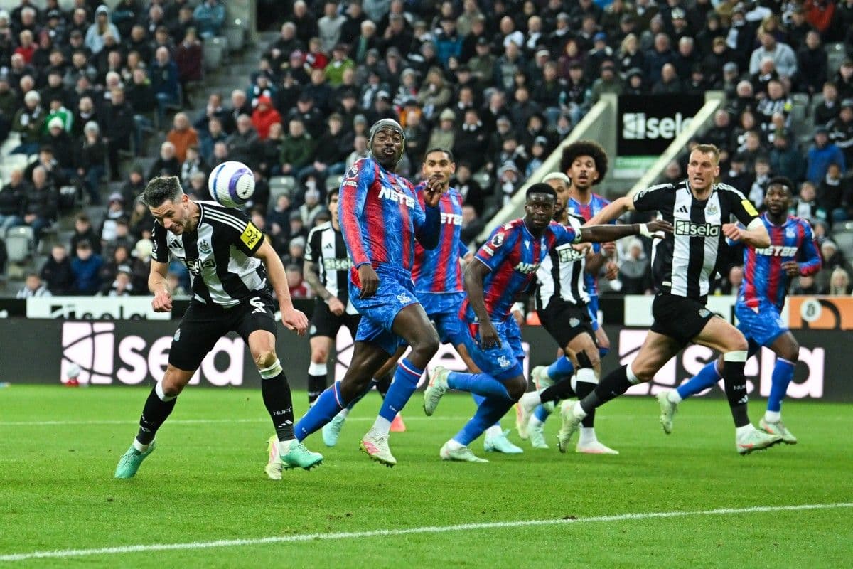 Cầu thủ Crystal Palace và Newcastle tranh bóng trong trận đấu Ngoại Hạng Anh
